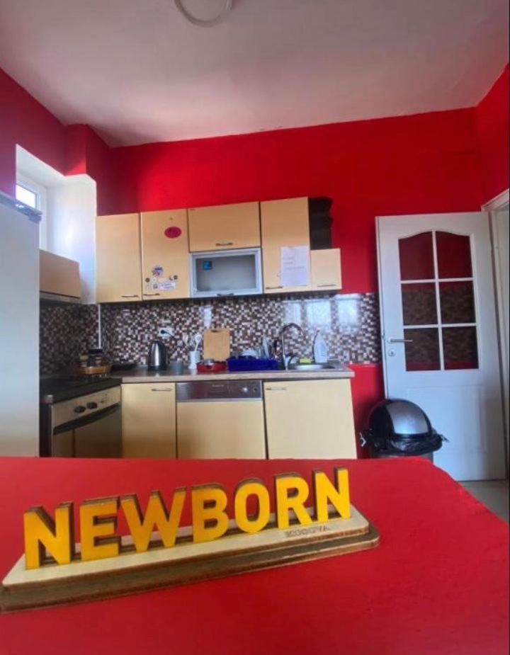 Newborn Center Hostel All Day Free Coffee Pristina Exteriör bild